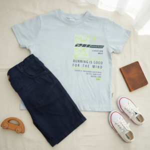 τζιν παντελονι με λευκο T-shirt
